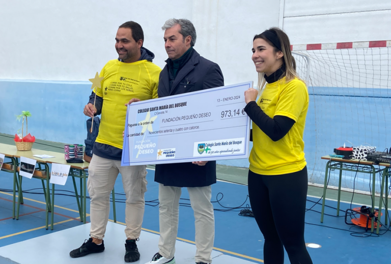 Entrega de la aportación del Colegio Santa María del Bosque a la Fundación Pequeño Deseo