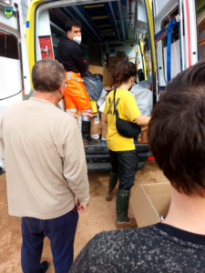 Jovenes voluntarios llegando a Valencia