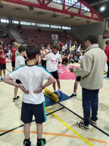 Alumnos de Primaria animando a sus compañeros durante una competición de atletismo