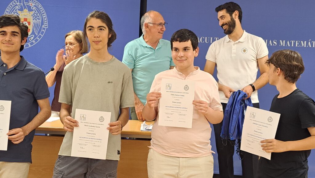 Pablo Arroyo recibe el primer premio Olimpiada Matemática en la Facultad de Matemáticas de la UCM