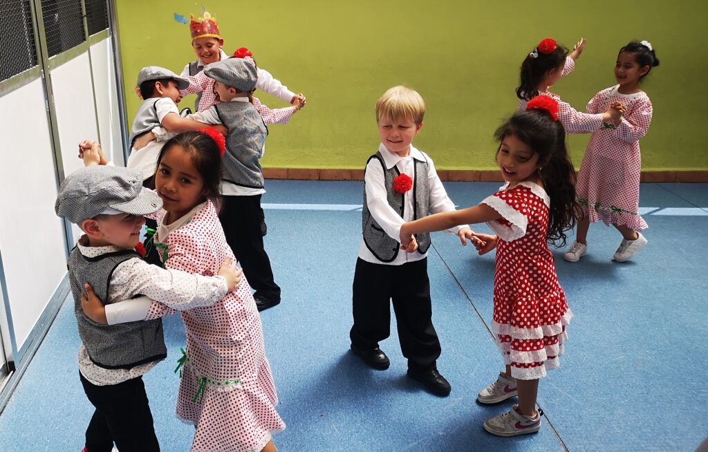 Alumnos de Educación Infantil bailando chotis en San Isidro