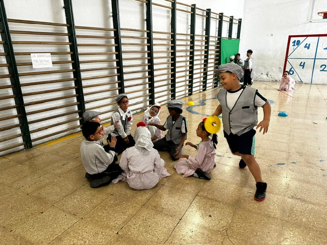 Alumnos de Primaria participando en una gymkana de San Isidro en el colegio