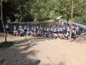 Alumnos de 3.º de Primaria durante la excursión a El Pardo junto al río Manzanares