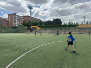 Alumnos de 1.º y 2.º de ESO participando en una jornada deportiva en Aluche