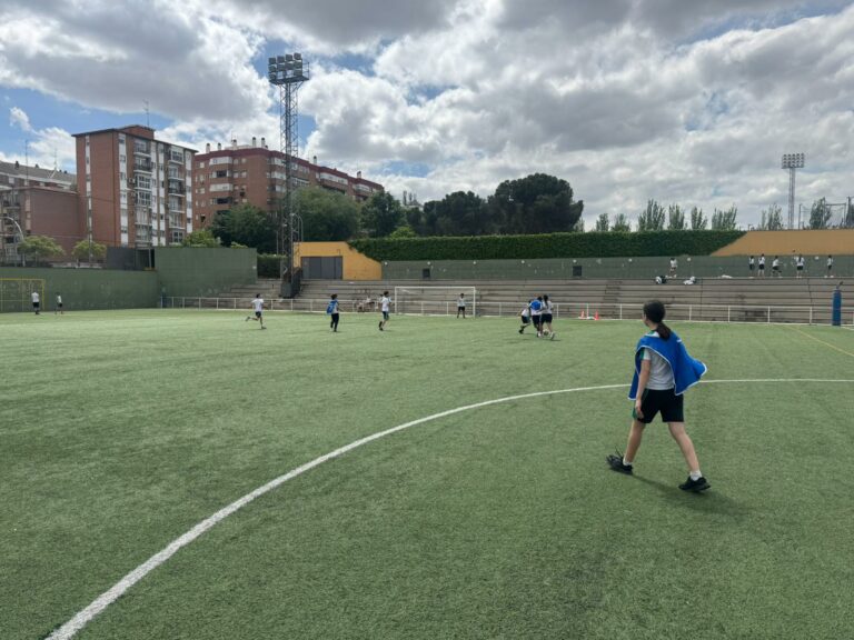 Alumnos de 1.º y 2.º de ESO participando en una jornada deportiva en Aluche