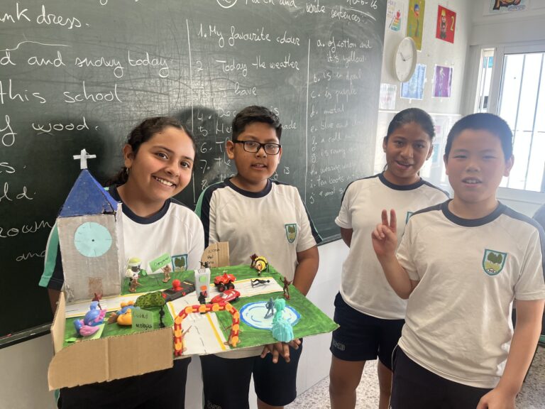 Maqueta escolar con zonas verdes, carriles bici y energías renovables
