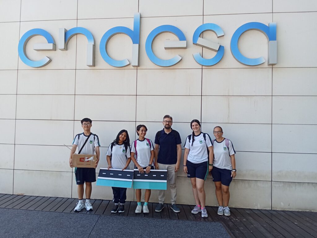 Alumnos de 3º de ESO presentando su proyecto en el festival de robótica Retotech