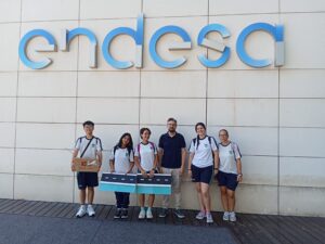 Alumnos de 3º de ESO presentando su proyecto en el festival de robótica Retotech