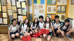 Alumnos de 2.º y 3.º de ESO mostrando sus poemas en una exposición lírica
