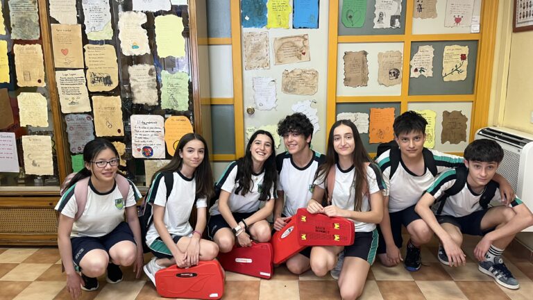 Alumnos de 2.º y 3.º de ESO mostrando sus poemas en una exposición lírica