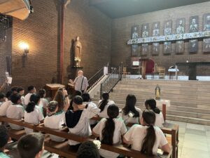 Alumnos de Primaria realizando una ofrenda floral a la Virgen María en mayo